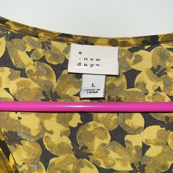 Yellow flower blouse New Day - Picture 3 of 4